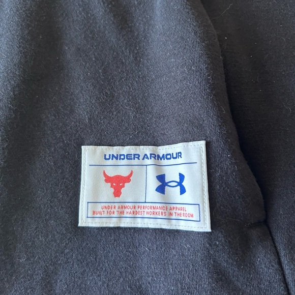 Under‎ Armour Black Sleeveless vest with Red Text - Picture 5 of 8